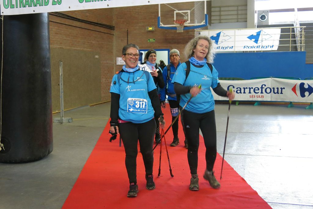 Arrivée de deux équipes du Bures 28 (30km) ; devant, l'équipe USBY-NCE2020 : Nassera, Céline, Eric (absent de le photo) et derrière l'équipe des Sherpas